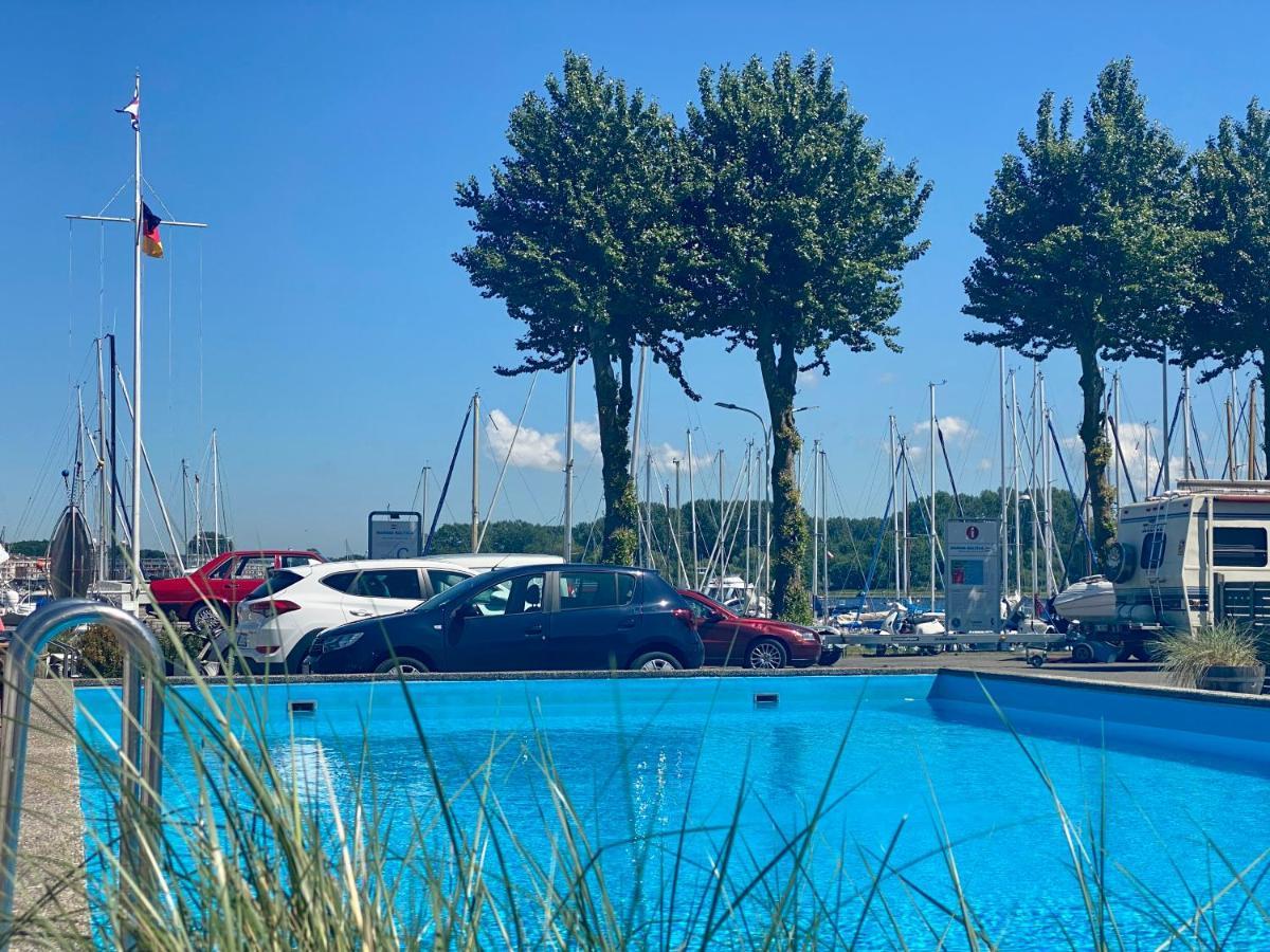 Hausboot Mit Traumlage In Luebeck-Travemuende Hotel Luaran gambar